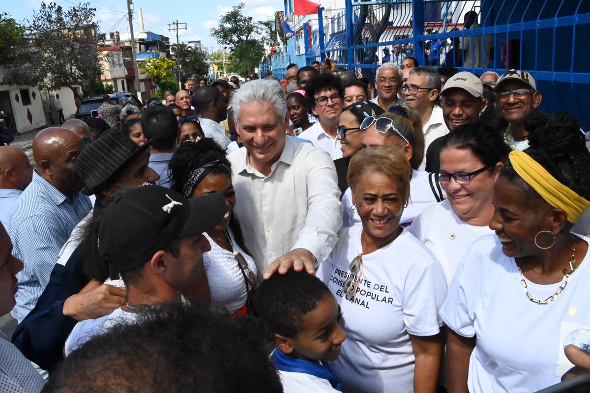 Intercambiamos junto a nuestro Primer Secretario del CCPCC y Presidente de la República Miguel Díaz Canel, con vecinos del Consejo Popular El Canal del Cerro.
#LaHabanaViveEnMí 
#LaHabanaDeTodos