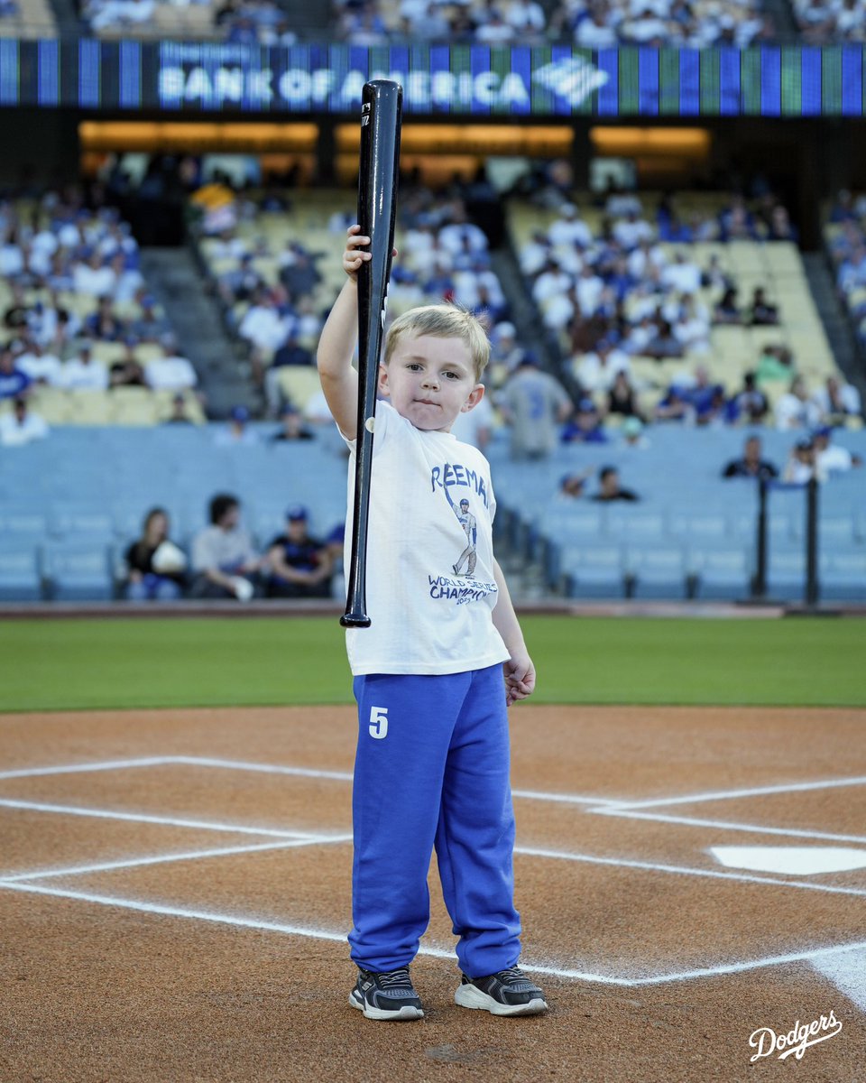 Dodgers's tweet photo. Freddie’s dad teaching Brandon how to do Dad’s walk-off grand slam pose. 🥹 https://t.co/RLP0xO8GU0