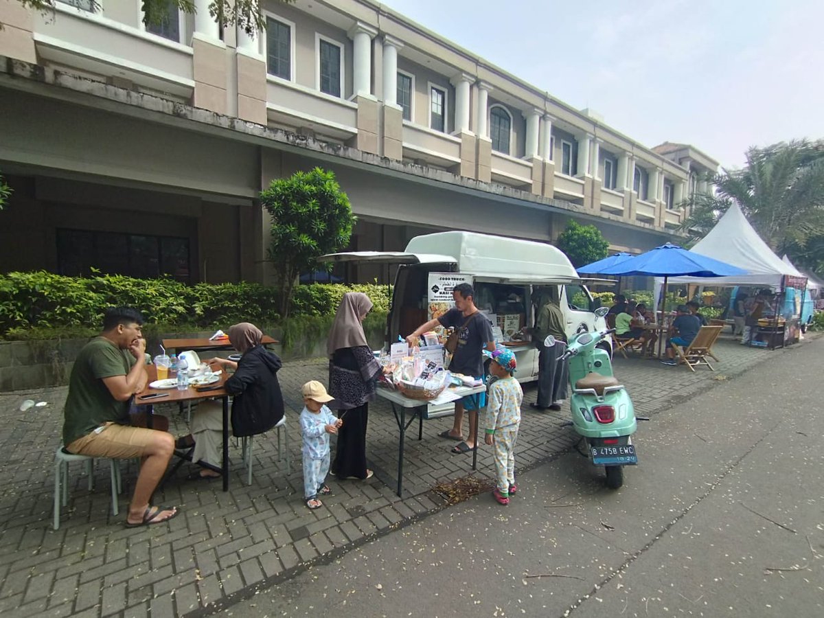 Ke bazaar wiken Podomoro Golf View dekat Masjid At-Thohir Pintu Tol Cimanggis yuk.

Icip nasi kebuli <a href="/MobilKebuli/">Mobil Kebuli</a> nya Mas <a href="/khaniv13/">MK</a> dan belanja di Kios Jejepangan dan masih banyak makanan lainnya, sampai tengah hari ya.