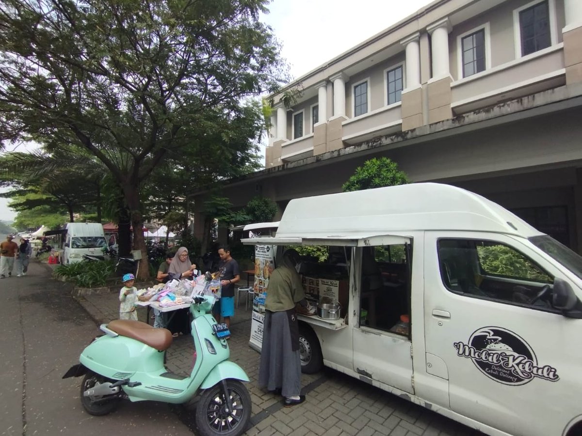 arieparikesit's tweet photo. Ke bazaar wiken Podomoro Golf View dekat Masjid At-Thohir Pintu Tol Cimanggis yuk.

Icip nasi kebuli @MobilKebuli nya Mas @khaniv13 dan belanja di Kios Jejepangan dan masih banyak makanan lainnya, sampai tengah hari ya. https://t.co/ppKwsLeKkW