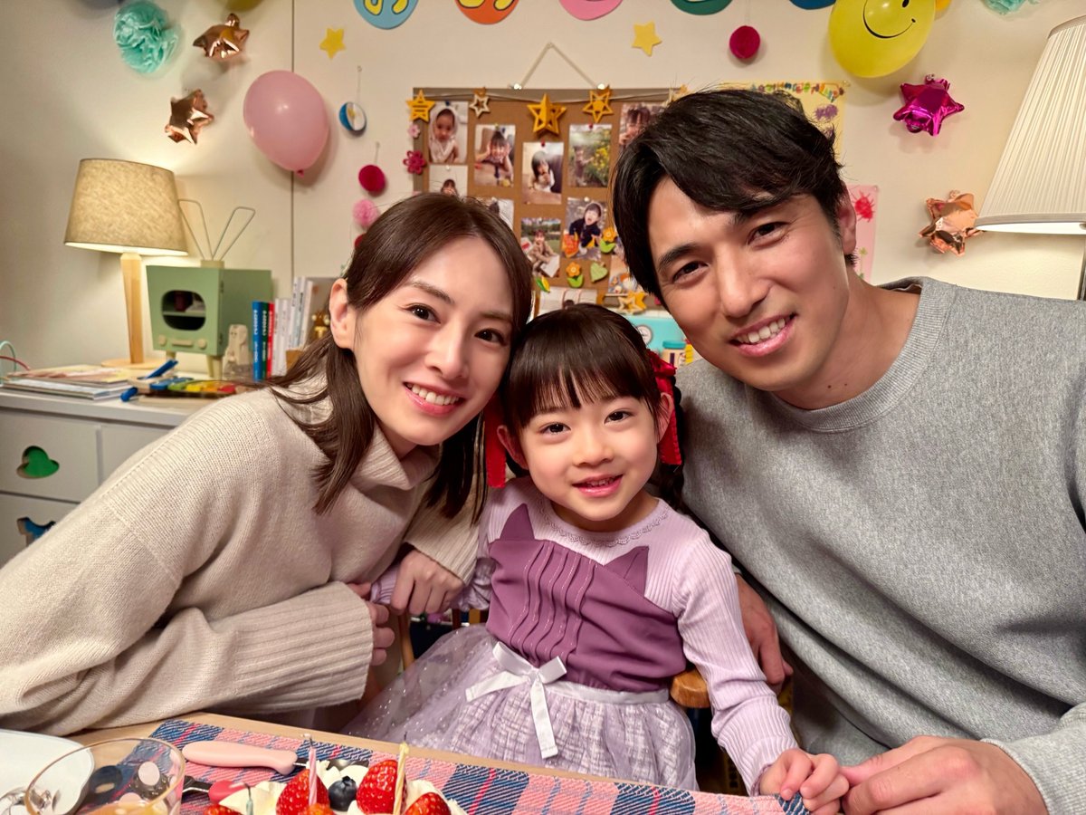 📸あな奪オフショット📸

#北川景子 さん、#高橋光臣 さん、
そして娘の灯役 #石原朱馬 ちゃんの3人で🫧
赤いリボンもお似合いです🎀

撮影後には朱馬ちゃんがケーキを食べたいと
おねだりする場面も！
その様子は後日お届けします🎂

#あなたを奪ったその日から
𝟒/𝟐𝟏(月)よる𝟏𝟎時放送⟡.·