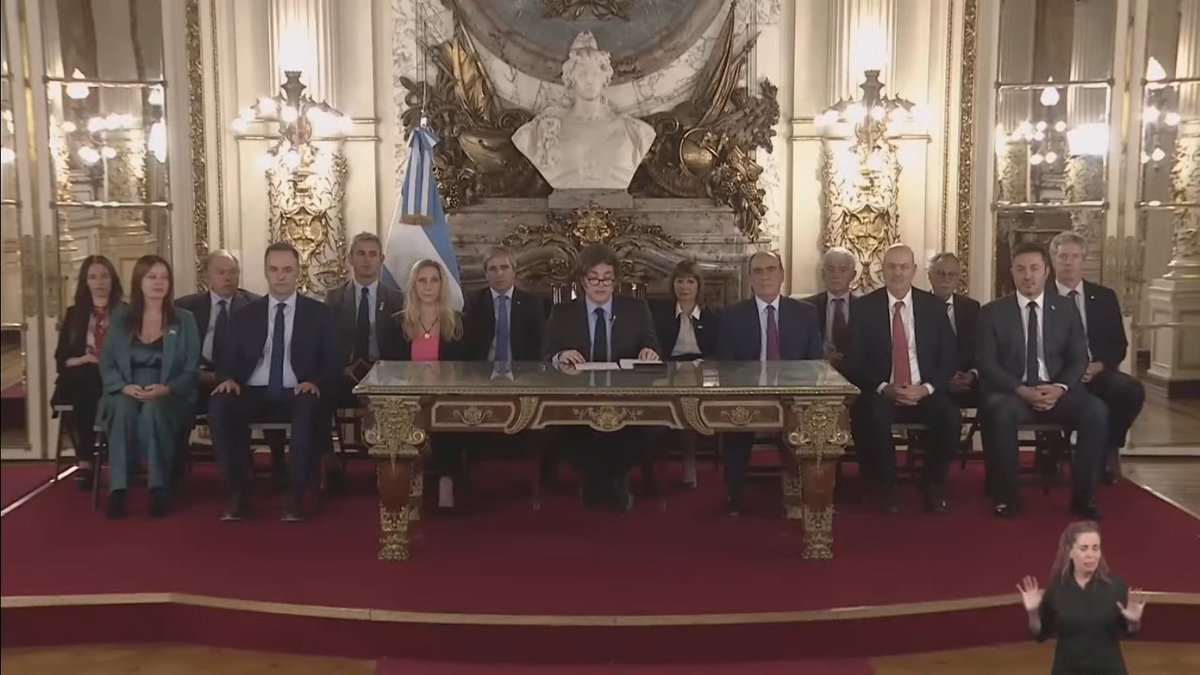 Joepsi's tweet photo. Milei puso a más gente que nunca al lado de él porque en esta foto que va a quedar para la historia como EL FRACASO y el ENDEUDAMIENTO de este gobierno, no quiere estar solo. 

#cadenanacional https://t.co/tOfCCyTVOi