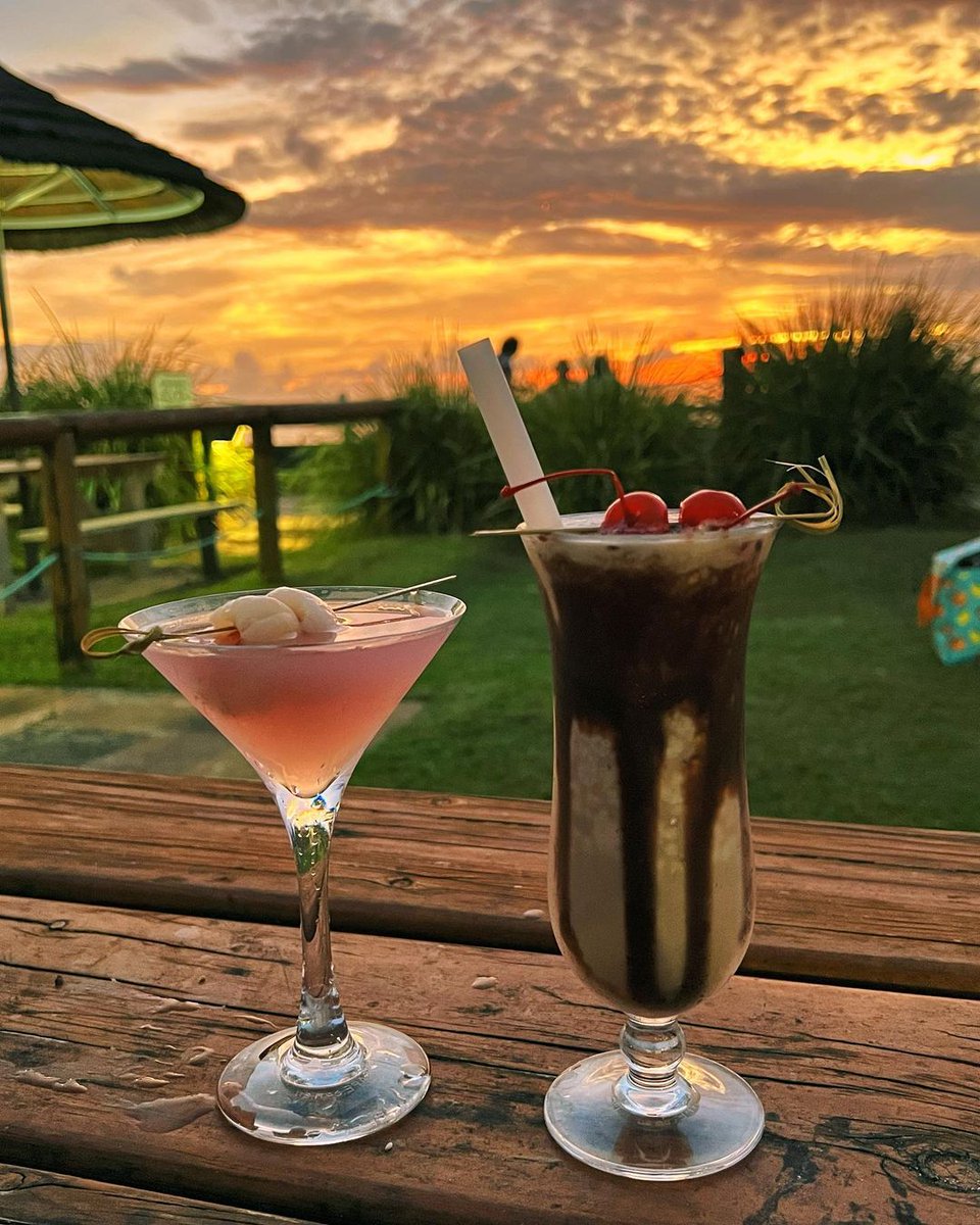 Saturday sunset cocktails 😍🥂 

📸 @ash.sturmerr