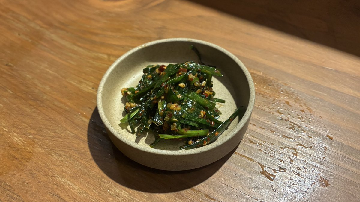 こんにちは。ゲンです👽
本日夜(18:00〜22:30)の限定
「都(みやこ)クラシック」¥1,000
背脂醤油ネギラーメンです。

オプション
「チャーシュー増し」¥200
「ネギ増し」¥100
「ニラキムチ」¥100

50杯程度👽
京小麦プレミアム100%麺👽

写真はネギ・チャーシュー増しです👽

宜しくお願い致します👽