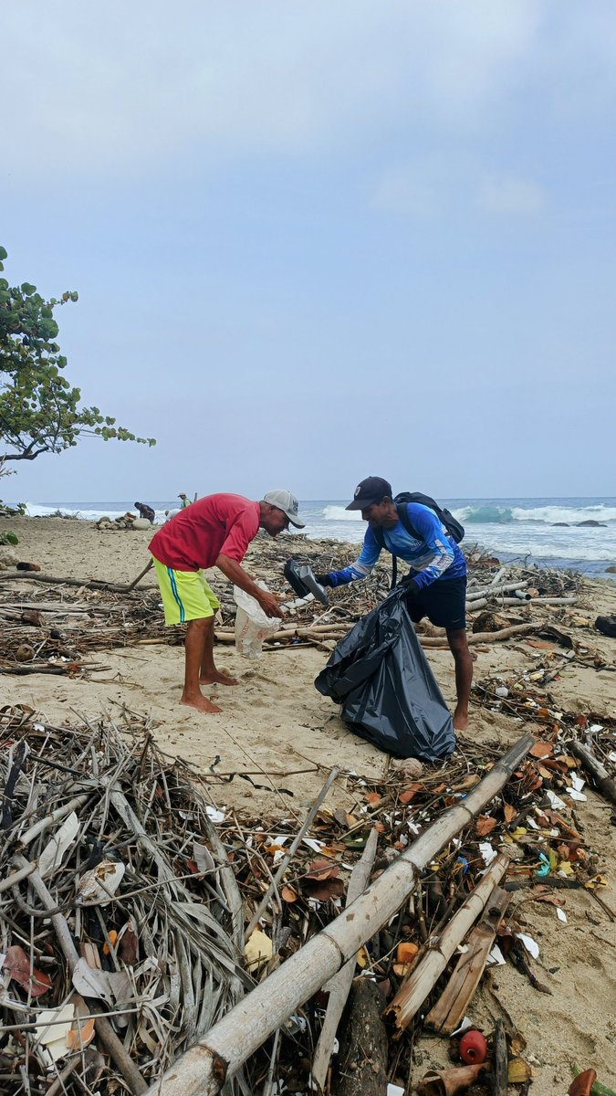 GECarrasquel's tweet photo. 🌊En apoyo al operativo #SemanaSanta2025 participando con las #BrigadasAmbientales @fundacionazul @minturvzla en otra jornada de #LimpiezaDePlayas y retiro de plásticos en la playa ribera #Tipire, en #PuertoColombia #Choroní #Aragua #Venezuela https://t.co/zfpOeMGmjG
