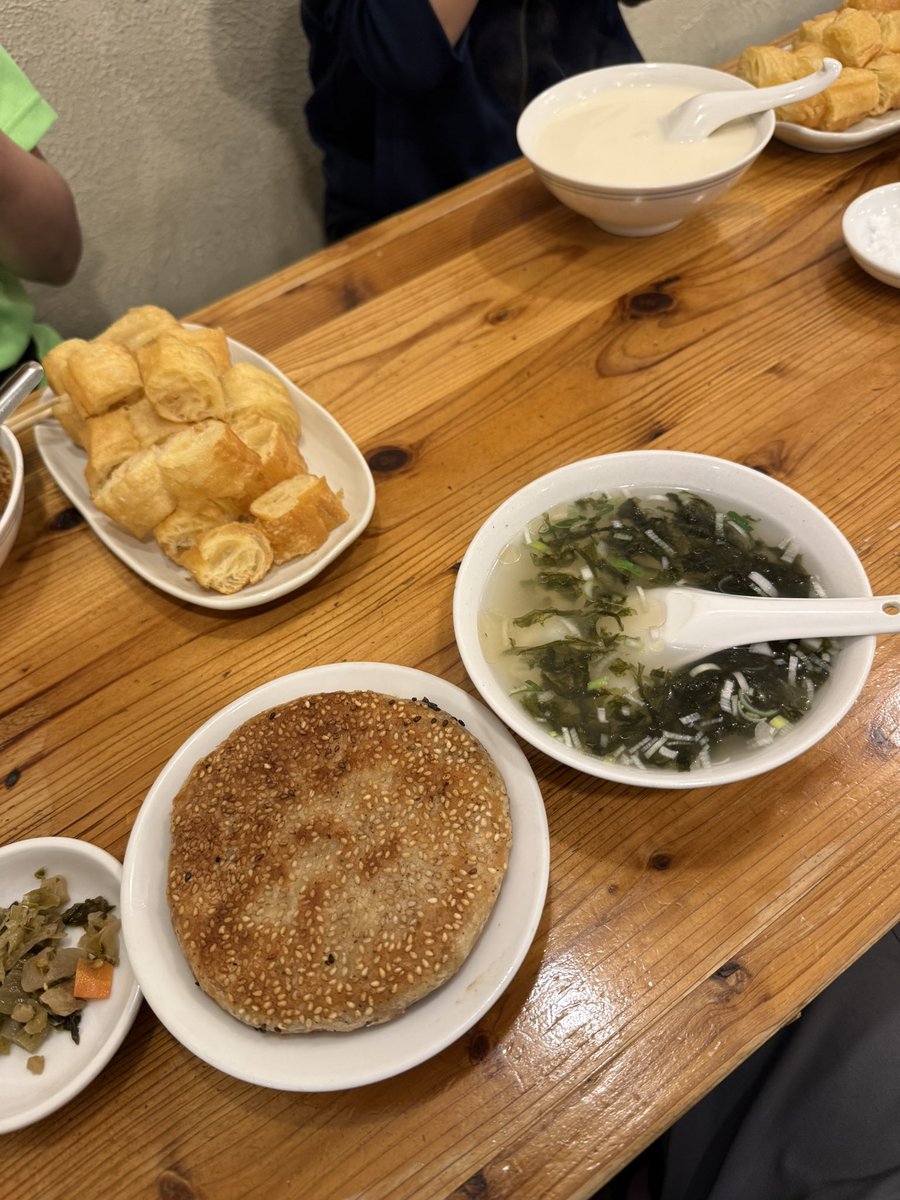 dbeer141's tweet photo. のんびりランからの朝食は中華粥屋さんで海苔スープを頂いた。店内の日本語比率は少なく、旅した気分から週末スターと！ https://t.co/JGKgRQkAIE