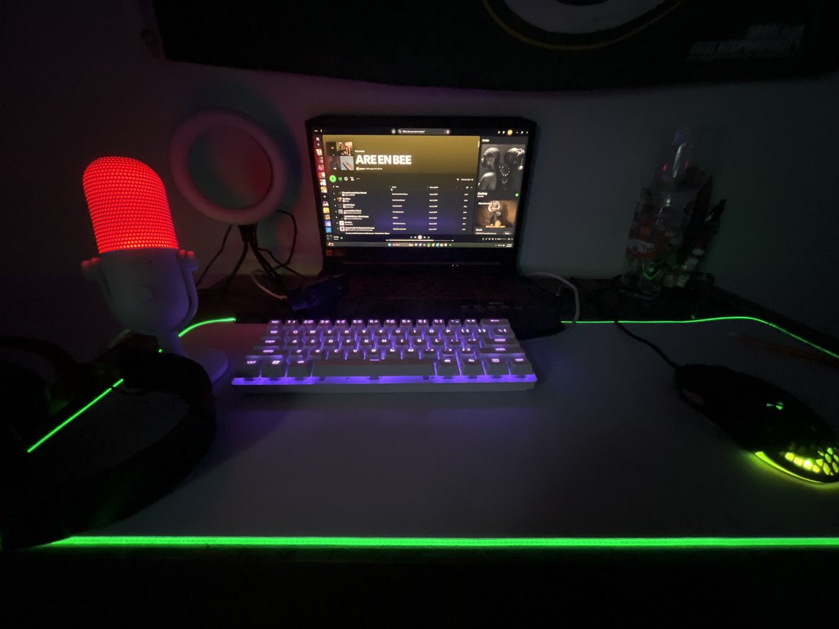 slausoncloses's tweet photo. idc what the setup looks like imma always get my shit done https://t.co/wbGRtolUvN