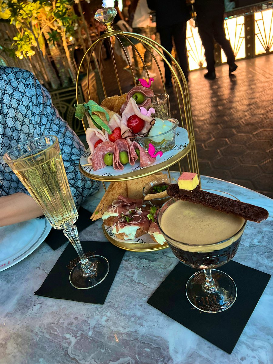 Shady_Justin's tweet image. Excited to see what @LisaVanderpump has up here sleeve for Sin City #Pinkys #Vanderpump #Vegas 

@LasVegasLocally @VitalVegas