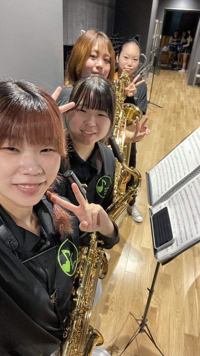 皆さんこんにちは！サックスパートです🎷
現在はアルトサックス2人、テナーサックス2人、バリトンサックス1人の計5人で活動しています！なぜか大人気なアルトサックスが2人しかいなくて寂しいです😔少しでもサックスに興味がある方はぜひ体験会、新歓コンサートに来てくださいね~！🫶部員大募集です！