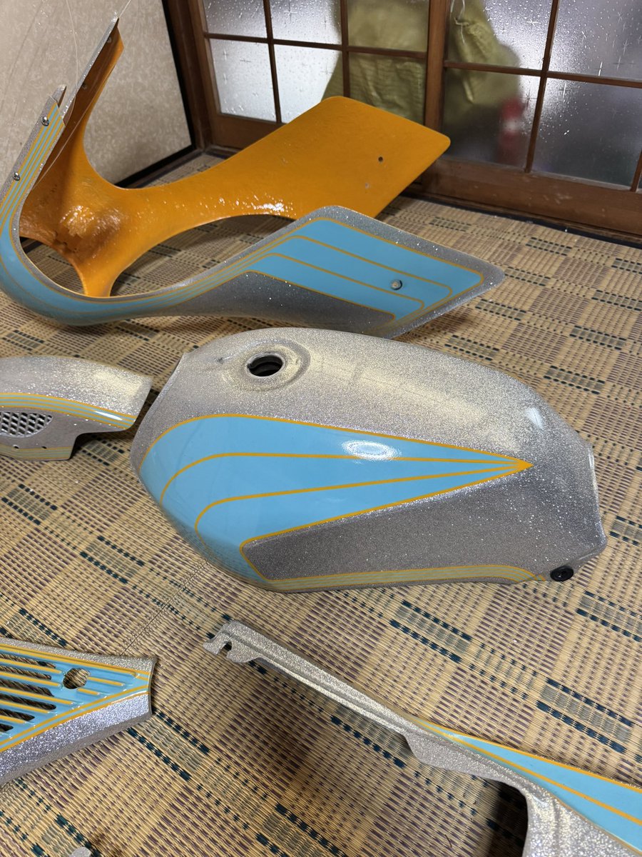group243cbx's tweet photo. cbx外装一式売りまーす！！
塗装して一回付けてバイク一回しか乗ってないんでめちゃくちゃ綺麗です😁😁
拡散よろしくお願いします🙇

⚠️コック、センサー、キャップ、ロケット取り付け金具はつきません

#cbx400f #cbx550f #3本巻 #ラメラメ
 #ティファニーブルー https://t.co/RNFFmt6qpb