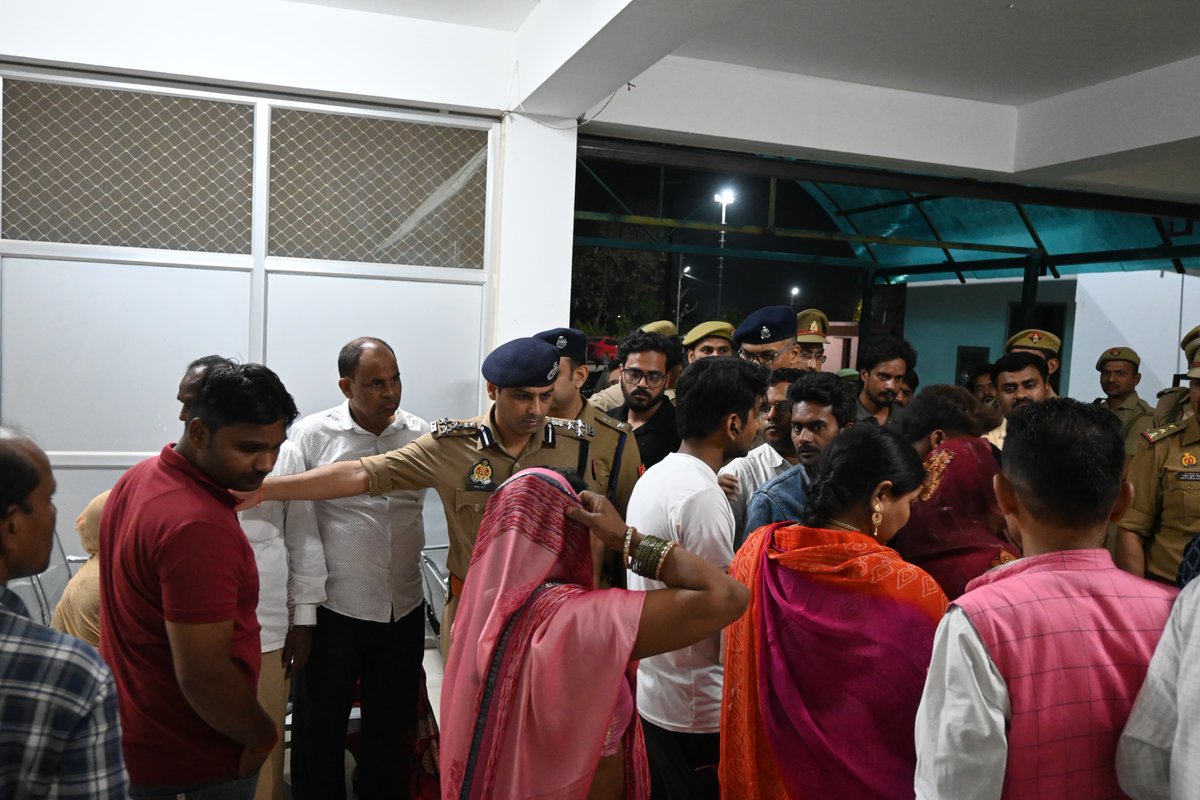 digbasti's tweet photo. #digRangebasti @Dineshdcop द्वारा रात्रि में थाना गोल्हौरा क्षेत्रान्तर्गत स्वर्ण व्यवसायी को गोली मारकर हुई हत्या के प्रकरण में जिला अस्पताल #siddharthnagar पहुंचकर #DM_SDR व #SP_SDR के साथ परिजनों से की गयी वार्ता, घटना के शीघ्र अनावरण हेतु संबंधित को दिए आवश्यक दिशा-निर्देश। https://t.co/mPpIqoNVHL