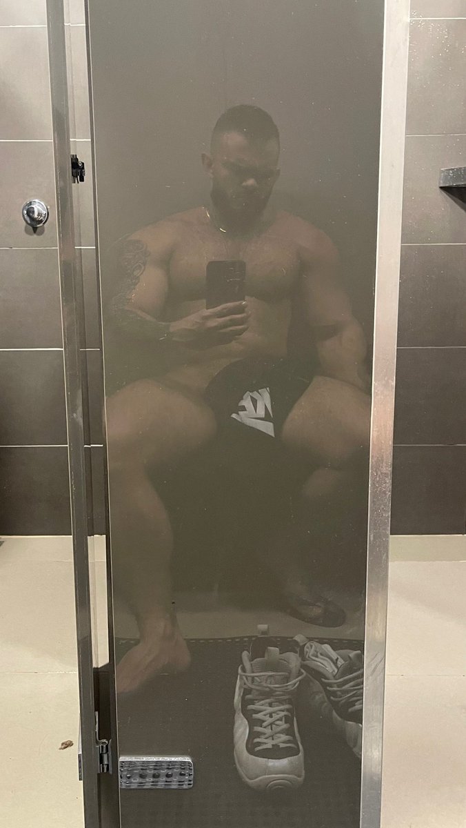 ¿Quién me presta su baño? 
Dejo ver 👀 como me ducho… 😈😈😈