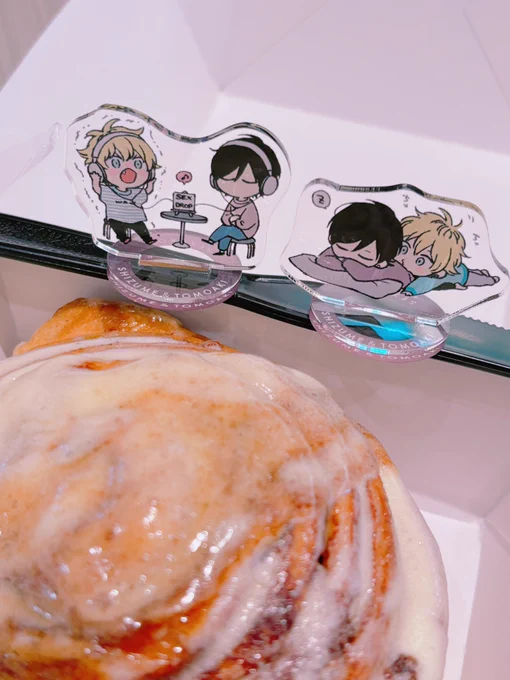 LOOK my tiny shizume and tomo i got also i got cinnabon and some mangas ..... HAPPY FRIDAY !!!!!!!!!!!!! 