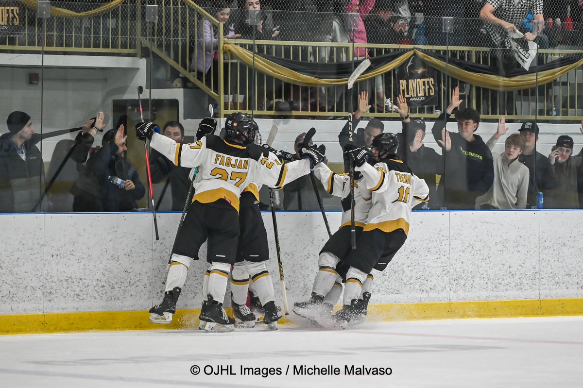 doublem33's tweet photo. The @MenaceOJHL score 3 in the third including two empty netters and win the game 4-1 over the @LeamFlyers and lead the series 3-1.
#cjhl #ojhl #juniorhockey #gameday #highlights #oha #followthephotogs #hockeyphotographer
#postseason #playoffs #ploffs https://t.co/87iTCZ6Gdd
