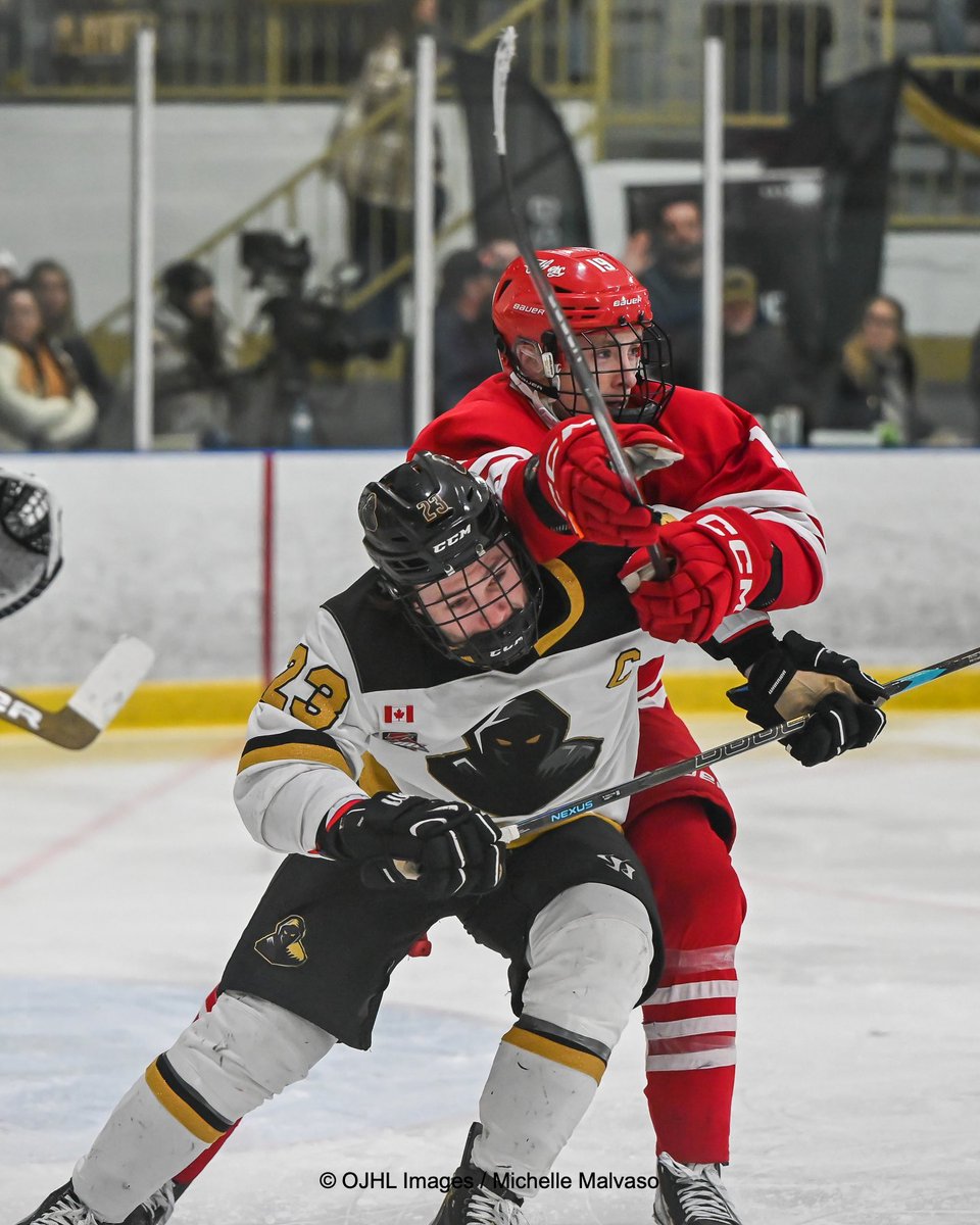 doublem33's tweet photo. The @MenaceOJHL score 3 in the third including two empty netters and win the game 4-1 over the @LeamFlyers and lead the series 3-1.
#cjhl #ojhl #juniorhockey #gameday #highlights #oha #followthephotogs #hockeyphotographer
#postseason #playoffs #ploffs https://t.co/87iTCZ6Gdd