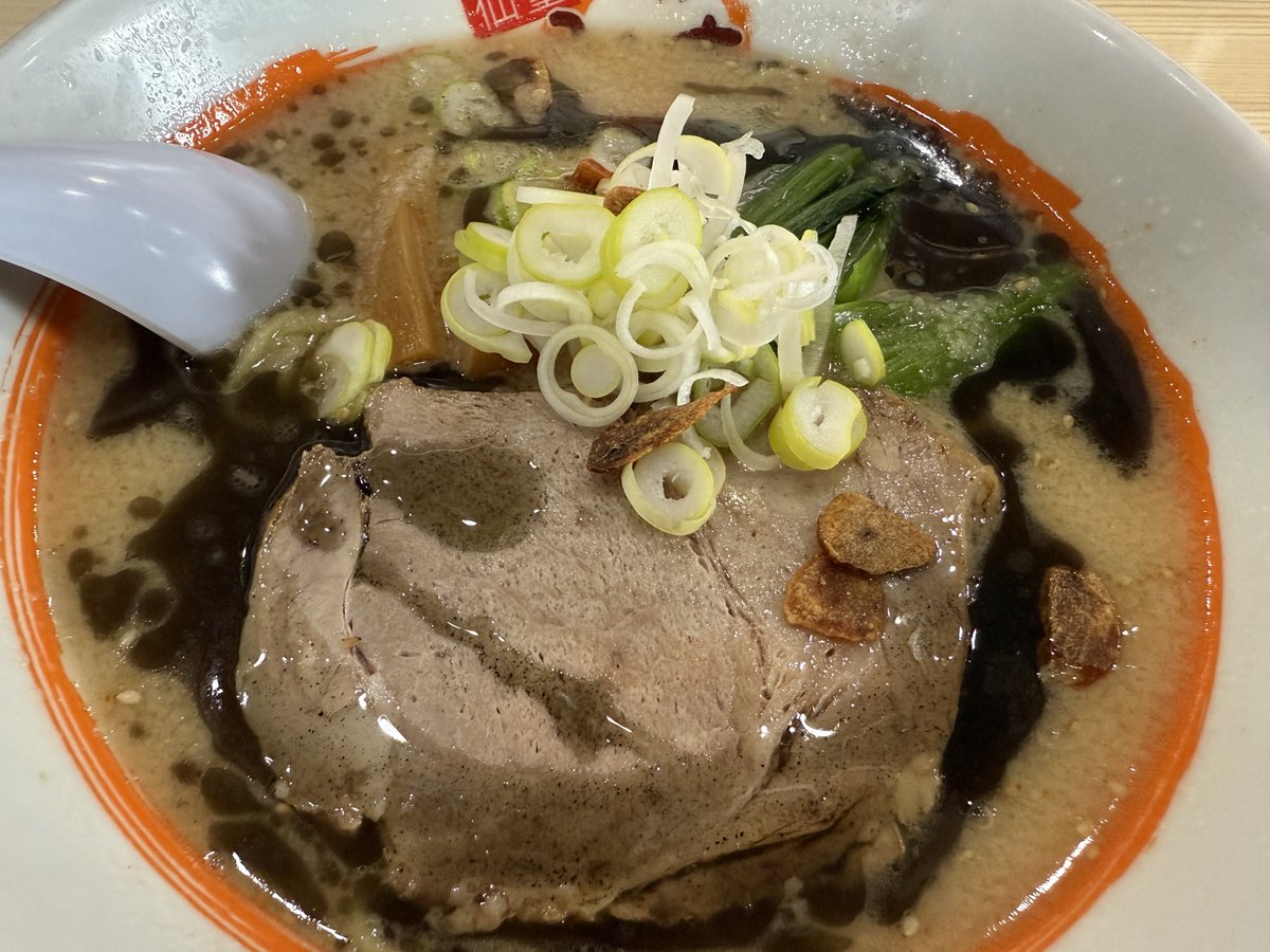 26_poke's tweet photo. みそ壱宮千代、黒味噌ラーメン。移転後のプレオープンに訪問。全メニュー揃っております100円引きが嬉しい。マー油のコクがしょっぱ味噌スープにパンチを追加。麺はツルワシで食べ応えあり。メンマ太くてお得。おいしかった。 #JSS125 https://t.co/octub6lzrX