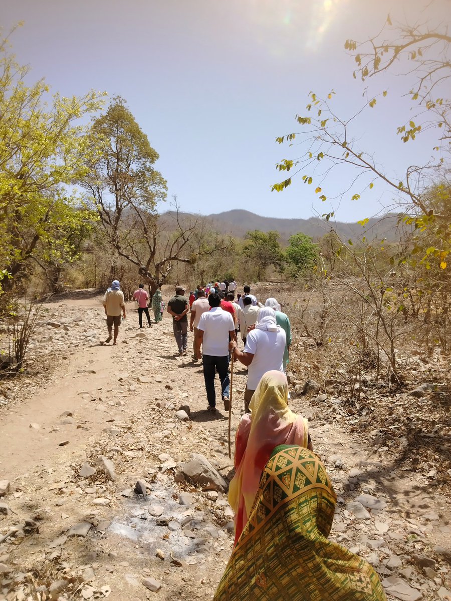 Chetan_Barmer's tweet photo. विचारों को पढ़कर के बदलाव नहीं आता है, 
विचारों पर चलकर बदलाव आता है।

#RuleOfLife https://t.co/5fs46RewDi
