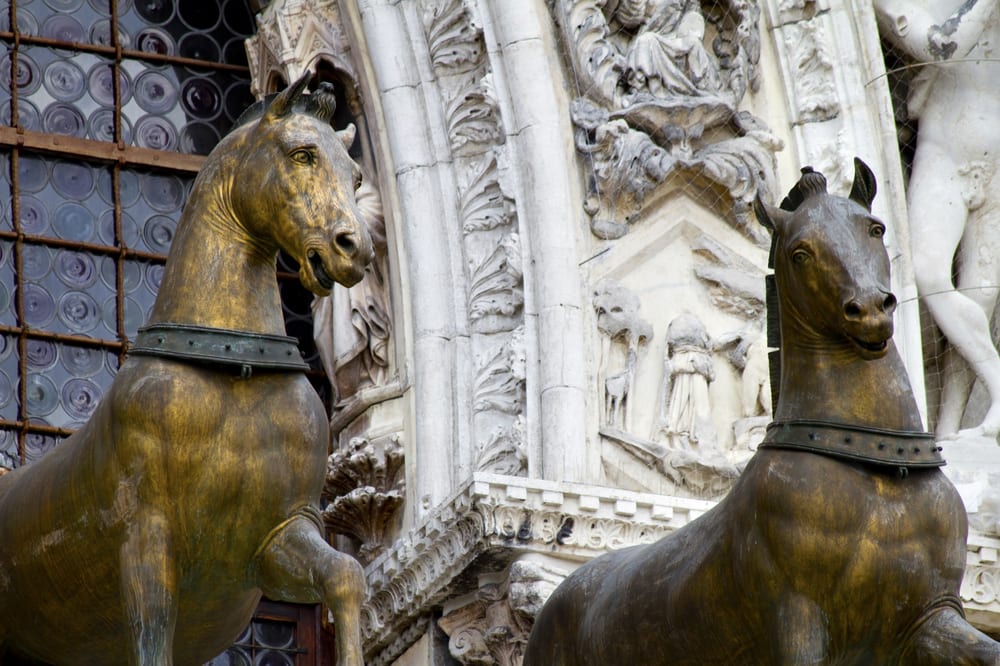Shoto_egg's tweet photo. @tanyarlfes Di gereja Basilika Santo Markus di Venesia terdapat banyak patung dan peninggalan dari Kekaisaran Romawi Timur/Byzantium hasil dari rampasan Perang Salib ke-4 terhadap Konstantinopel (sekarang dikenal sebagai Istanbul). https://t.co/IxUTpZqcFC