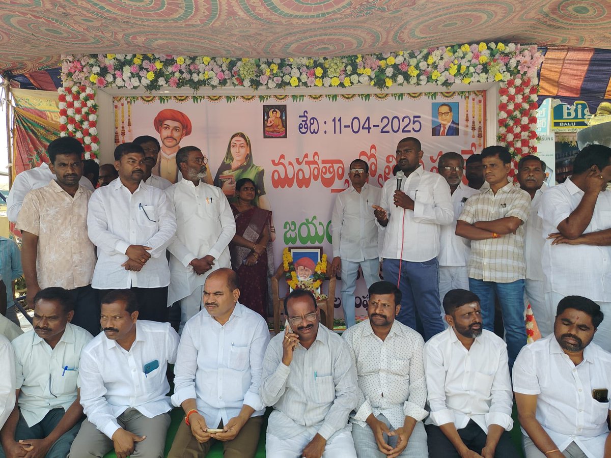 KURUMURTHYGUNT4's tweet image. Wanaparthy BCF జిల్లా  అధ్యక్షులు G కురుమూర్తి ఆధ్వర్యం లో జ్యోతి రావు పూలే జయంతి @NMRPTC #rcytheleader #bcyyuvadhalam @BCYParty4People #ramchandrayadav #Bharathachaitanyayuvajanaparty #bcy #Rcy @BRSparty @BRSHarish