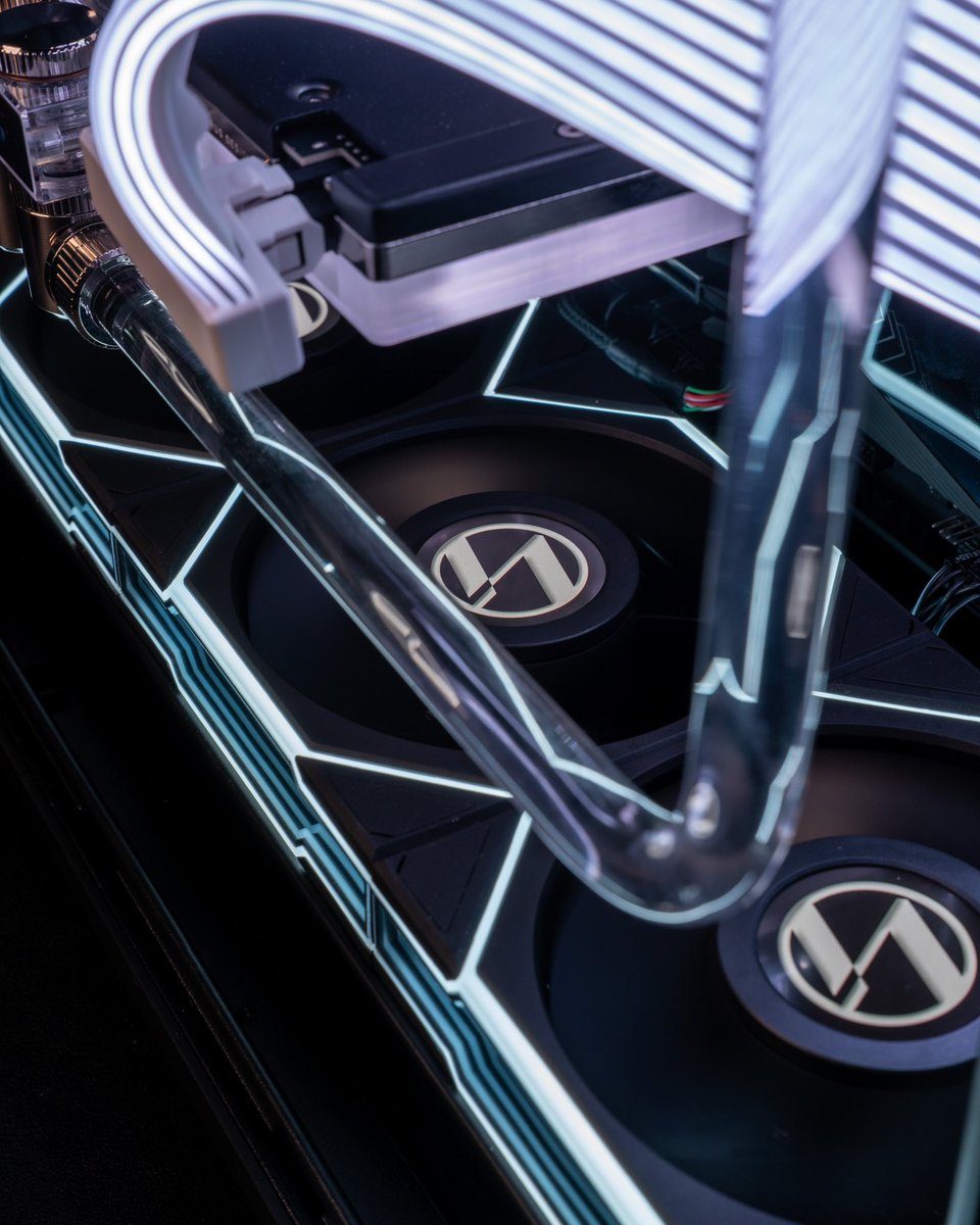 Built like a behemoth and armed like a titan, this is the MAINFRAME. A war machine forged to push the limits of power, precision and performance – every inch of its design screams dominance.

 🔗 aftershockpc.com/series/mainfra…

#fractal #pc #custompc #rtx #nvidia #gigabyte #amd #intel