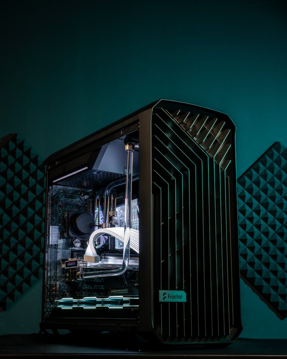 AFTERSHOCKPC's tweet photo. Built like a behemoth and armed like a titan, this is the MAINFRAME. A war machine forged to push the limits of power, precision and performance – every inch of its design screams dominance.

 🔗 https://t.co/Soetc8sNOQ

#fractal #pc #custompc #rtx #nvidia #gigabyte #amd #intel https://t.co/hoIbKpROtk