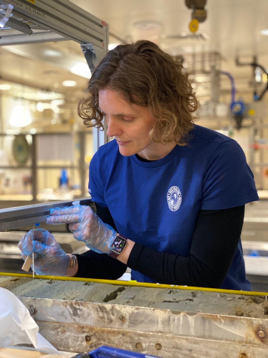 Offshore to the west of the Denman Glacier, the Kasten core seafloor sediment tubes keep on coming - and this one is a keeper #DMV  

Taryn Noble (<a href="/IMASUTAS/">IMAS</a>) leads the leads the research team to examine its many interesting layers ⬇️ 

📷: Katharina Hochmuth, Delphine Lannuzel
