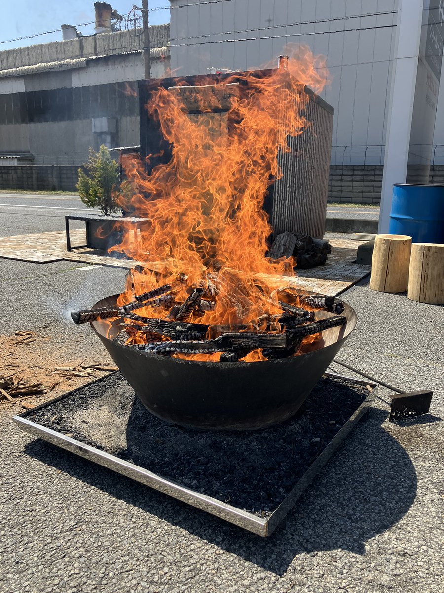 moki_ss's tweet image. 心地よい春風とともに、実演会スタートしています☘️
「これ、炭にできますか？」と炭材を持ってきてくださったお客様も♪実演、大盛り上がり！
午後もぜひお気軽にお越しください✨