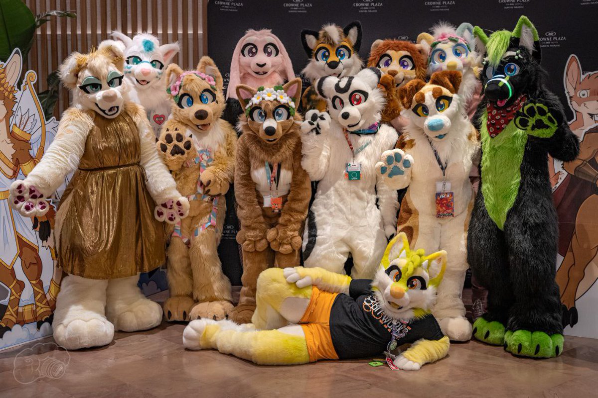 Whufffluff's tweet image. Had a wonderful time at #FurDU25 
Here’s the 8bit-works family photo.

Gonna post more con photos soon!

📸: @/tatosnowleopard 
#furry #FursuitFriday