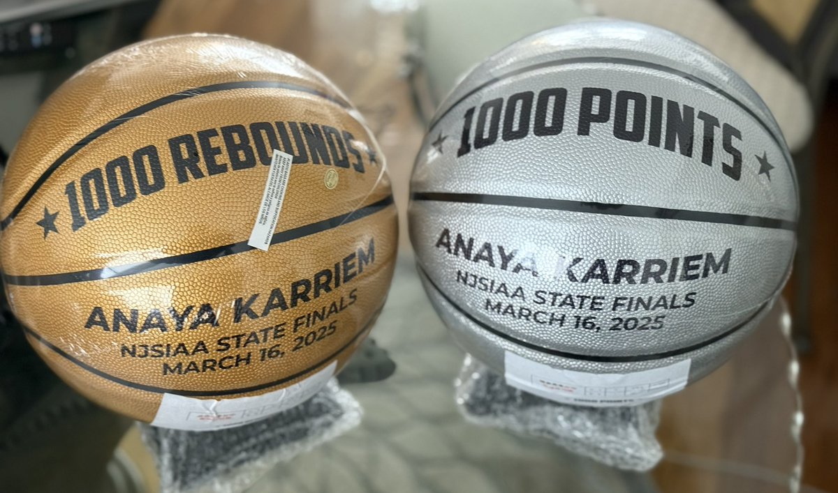 The season that keeps on giving! <a href="/MakeABall/">Make A Ball</a> made my <a href="/anaya_karriem/">Anaya “AK” Karriem</a> smile!
