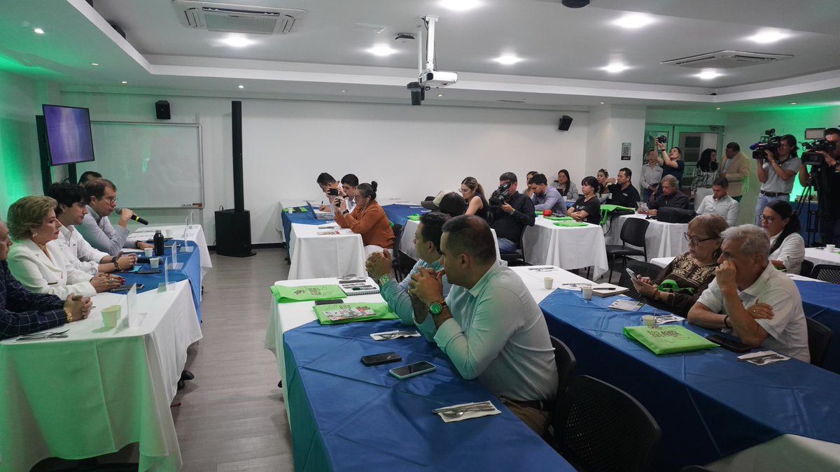 RevistaElPanor1's tweet photo. #Evento📰23 al 26 de abril, la segunda más importante del país en su renglón: #AgroFeria2025 en @CenferSA. Rueda de negocios, congresos. Una conexión de compradores con agroemoresarios. Exposiciones de ganado, caprinas, ovinas, equinas. #CompraRural liderada por @CCBucaramanga https://t.co/E9wnUGfekn