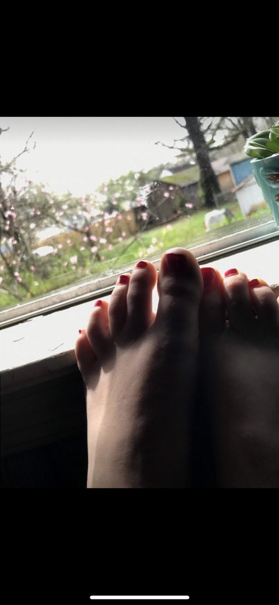 Bvbiiqiirlla's tweet photo. They say windows are for watching… but I like to be watched..🤍🤍🤍

What color should I get next?!? 
#Springtoes https://t.co/vP97wi5cc4