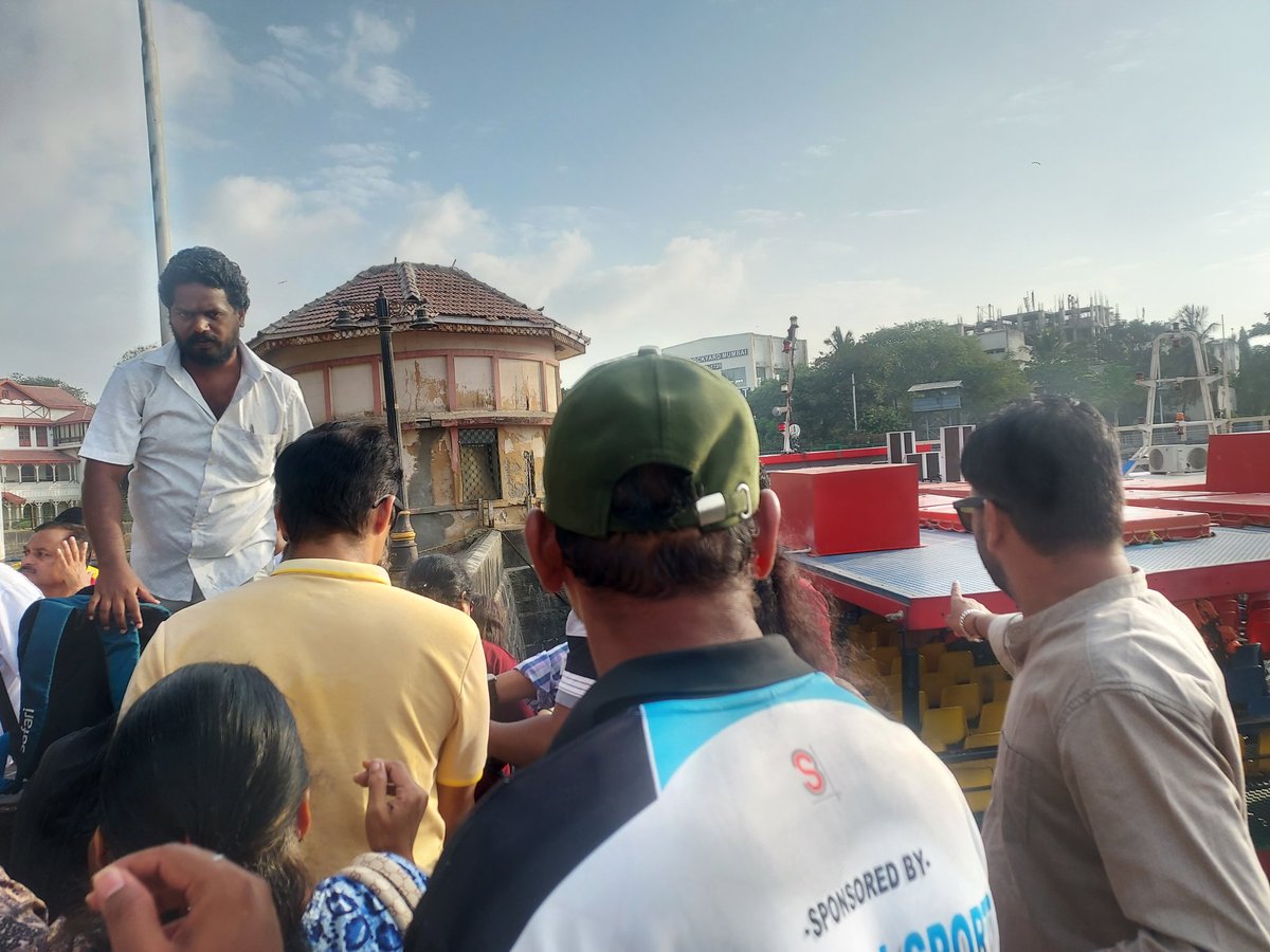 sameerkarveMT's tweet image. Big chaos at ##GatewayofIndia ferryboat passenger jetty, no discipline while boarding, no presence of #MMB officials, are we waiting for the mishap? @MumbaiPolice @CMOMaharashtra @iAditiTatkare @MMB @rahulnarwekar @NiteshNRane