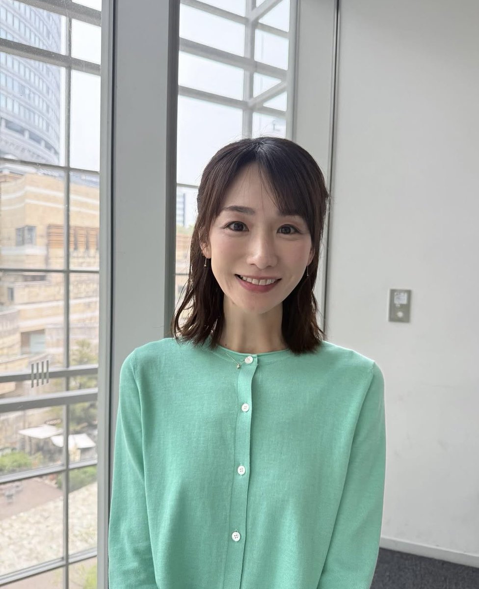 A9Nkx's tweet photo. 🟧アナウンサーニュース🟧
堂真理子(テレビ朝日)
おはようございます😃
昨日の衣装は、
☆カーディガン,スカート… #amaca
☆アクセサリー… #starjewelry
でした👗✨
グリーンのニットが春らしくて爽やかです☘️
今日はカラッと晴れて、お出かけ日和ですね☀️
素敵な週末をお過ごしください✨ https://t.co/9vhSTc3CWy