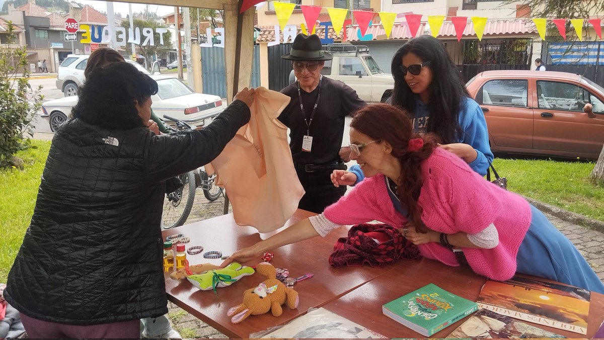 CulturaCUE's tweet photo. ✨Vivimos una jornada comunitaria en el 🪅 #Festival del #Trueque, realizado en el Centro Cultural Municipal Los Sauces. 🏠
Un espacio para #compartir, #intercambiar y #reconectar con lo esencial: el valor de la #comunidad.👜🛴🧳🔄
#Yo❤️Cuenca https://t.co/jO4979lhrW