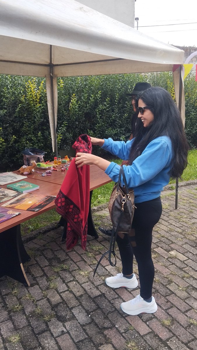 CulturaCUE's tweet photo. ✨Vivimos una jornada comunitaria en el 🪅 #Festival del #Trueque, realizado en el Centro Cultural Municipal Los Sauces. 🏠
Un espacio para #compartir, #intercambiar y #reconectar con lo esencial: el valor de la #comunidad.👜🛴🧳🔄
#Yo❤️Cuenca https://t.co/jO4979lhrW