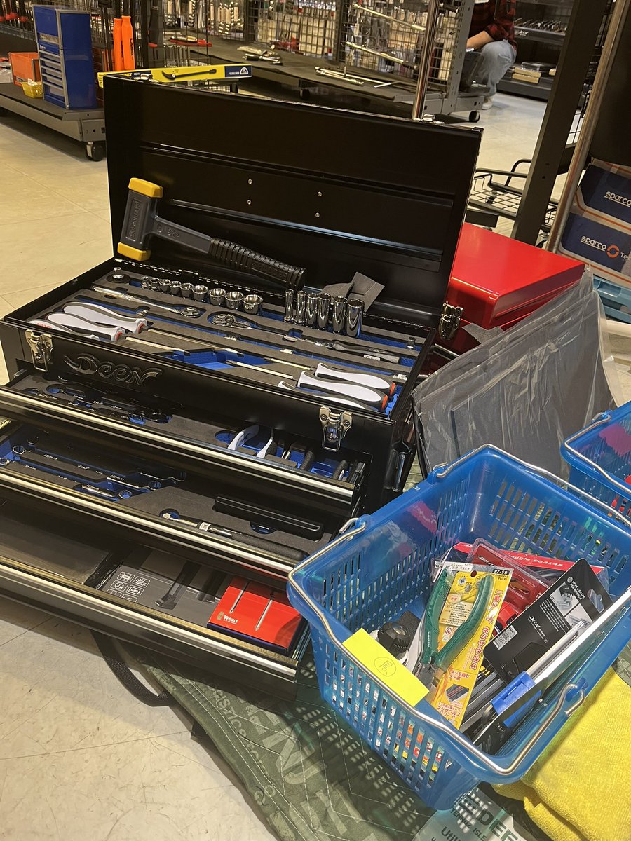 FG_HAKATA's tweet photo. #ファクトリーギア
お客様からのご注文にて、
DEEN  工具セット Creative version
をベースに追加や入れ替えなどのカスタマイズをして独自のセットを作成中です！
今の時期は工具セットを買う方が多いと思いますが、是非ファクトリーギア博多店にお任せ下さい👍

 #工具好き
 #DEEE https://t.co/enBYGPg7Mv