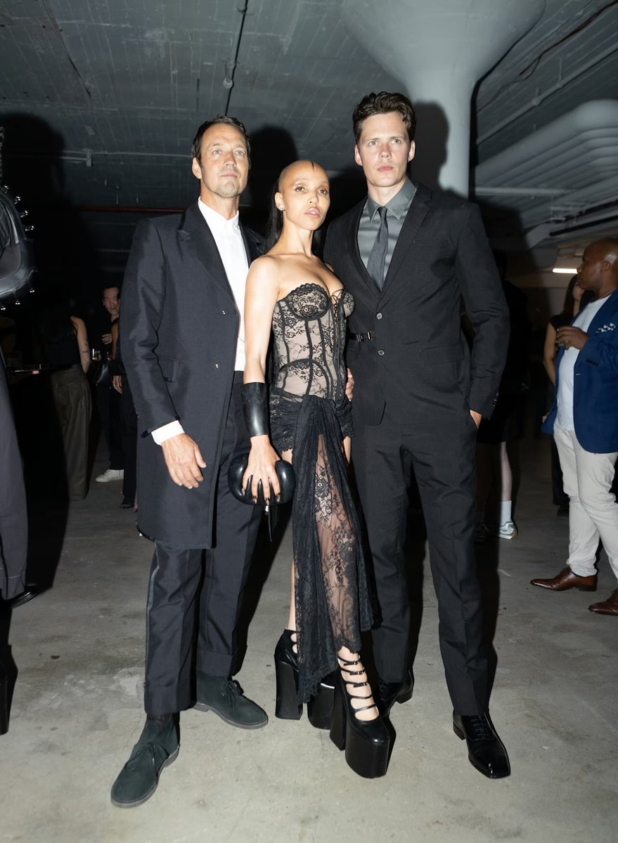 TheCrowMovieRP's tweet photo. Nuestro director Rupert Sanders, Ariadné Sofía e István Waissé en el after party. 

#TheCrowRP 🐦‍⬛ https://t.co/dhzWOae8vc