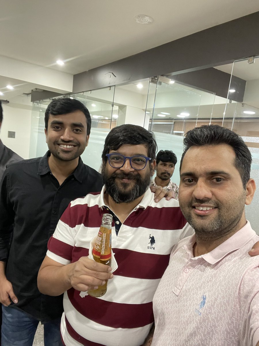 Free ki daaru. 
VC logon ke saath selfie. 
Maje hi maje.