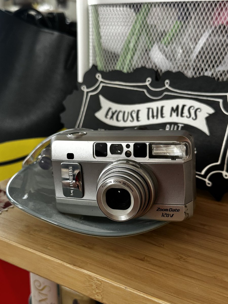 sam_moon1126's tweet photo. wts lfb fujifilm zoom date 120v

38-120mm Zoom Lens
Automatic Film Advance / Motor Winder
Automatic Flash with various settings and manual override
Automatic Focusing / Exposing
Self Timer
Red eye reduction
Date Print Feature

p.s. does not include roll of film

# filmtwt camera https://t.co/8rurryyntz