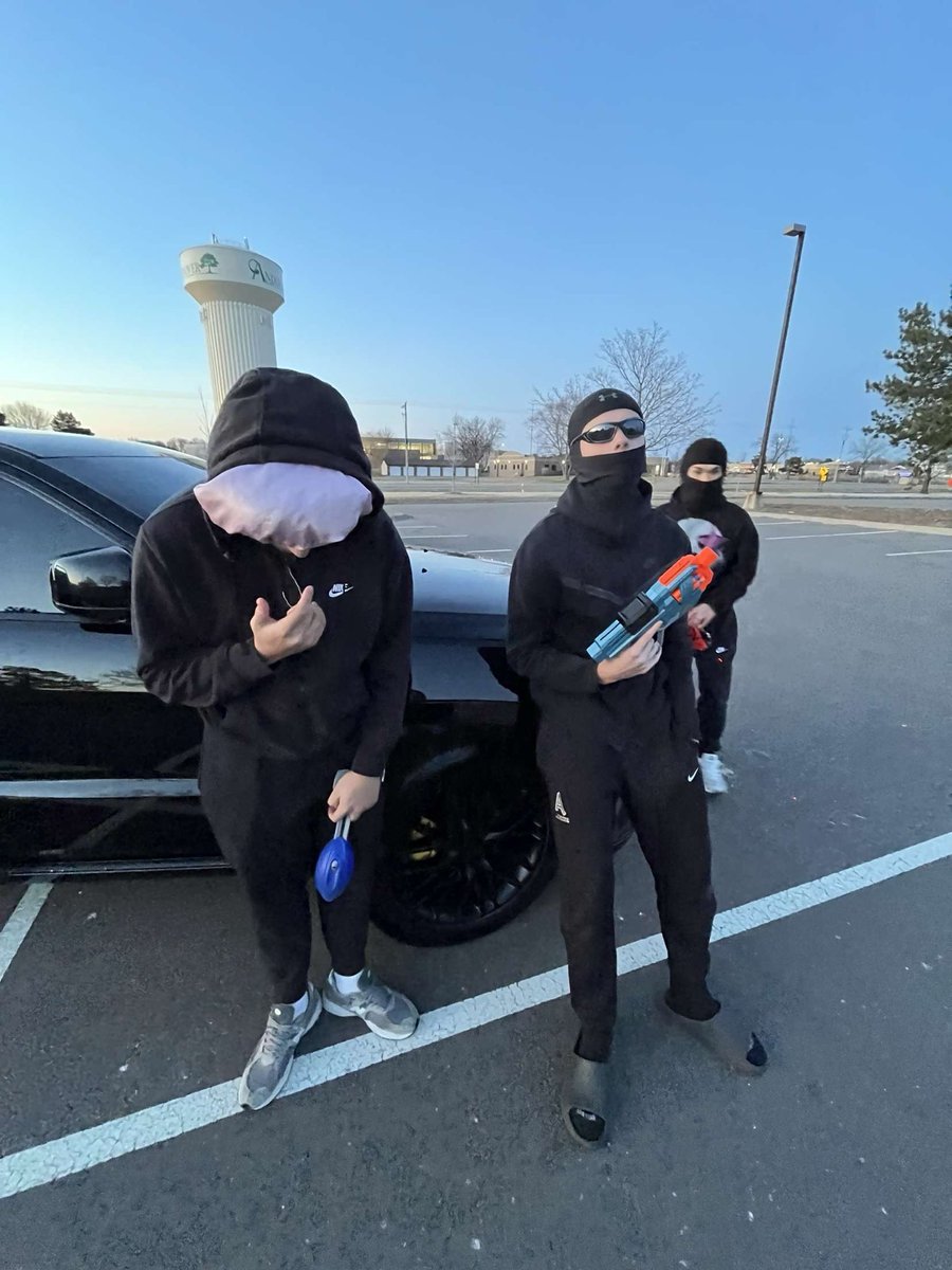 RICKYYNEM's tweet photo. these 2 mfkas right here killed jon sims from mdsak but he was to sorry to take a pic with them😹😹have fun with hudson baby boy😘. this brings the teams kill total to 10 since jon sims was a captain. ⁦@AHSNERFWAR25⁩ https://t.co/8tQ15Ho9qw