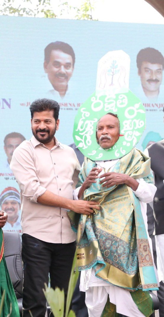 revanth_anumula's tweet photo. పద్మశ్రీ వనజీవి రామయ్య గారి మరణం 
తీవ్ర దిగ్భ్రాంతి కలిగించింది.
కోటి మొక్కలు నాటి వనజీవినే… 
తన ఇంటిపేరుగా మార్చుకున్న
గొప్ప పర్యావరణ హితుడు రామయ్య. 

ఆయన ఆత్మకు శాంతిచేకూరాలని భగవంతుడిని ప్రార్థిస్తూ… 
కుటుంబ సభ్యులకు నా ప్రగాఢ సానుభూతిని తెలియజేస్తున్నాను. https://t.co/7AoLhdrwEM