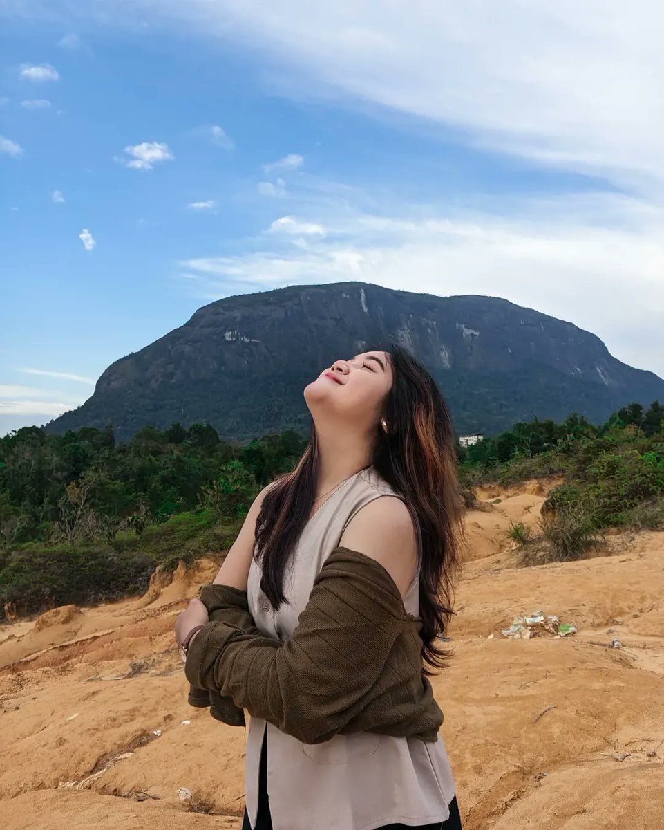 Ke Sintang berasa tidak lengkao kalau tidak ke Bukit Kelam