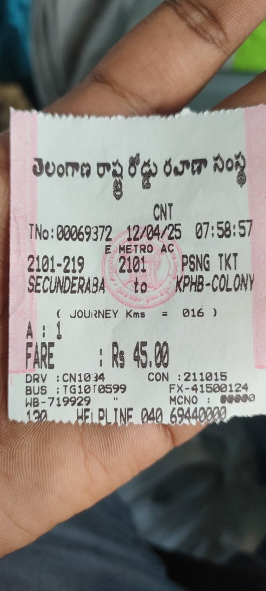mrkalachand's tweet photo. @TGSRTCHQ మీరు ఏ చర్యా తీసుకోరని తెలిసినా మీకు తెలియ పరచాల���ి ఉత్సుకత. ఈ డ్రైవర్ గారు చాలా నిర్లక్ష్యంగా బస్ నడుపుతున్నరు. పబ్లిక్ ట్రాన్స్పోర్ట్ వాళ్ళకి పోటీ తత్వం ఉండొద్దు అండి. Attaching bus details picture for your reference. @hydcitypolice https://t.co/YYtEX80gwM