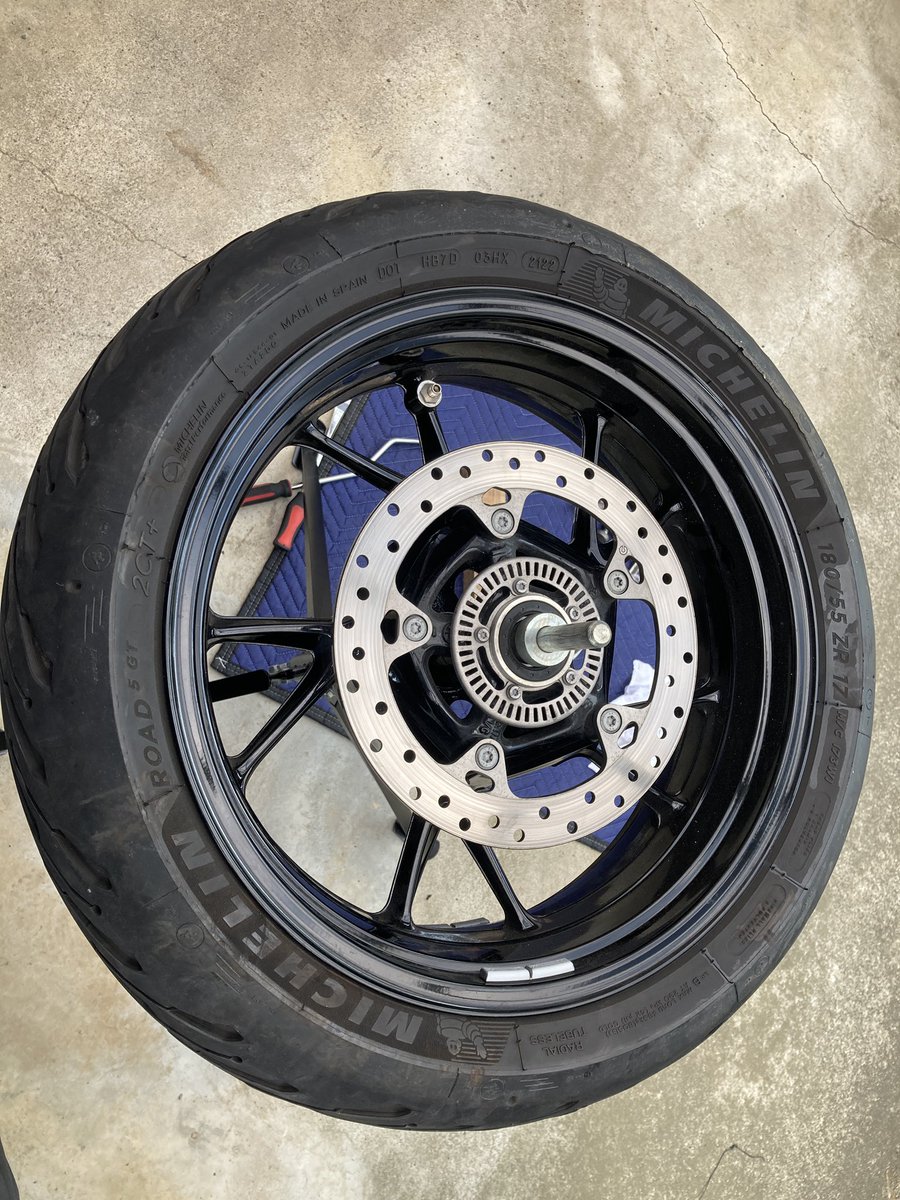 nodamk2's tweet photo. こちらがディーラーへ年次点検に行く途中に釘を踏みパンク修理してもらったのにエア漏れし、さらに釘を踏んだロード5GTです。
不幸すぎないか？ https://t.co/ixGo5qTXrx