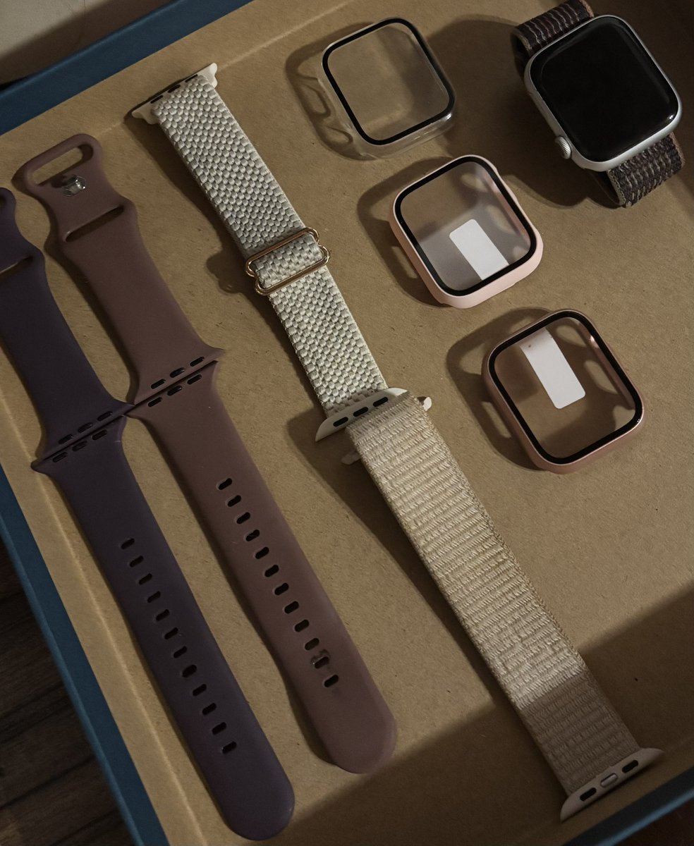 fatiigonzalezc's tweet photo. Holi, vendo mi Apple Watch Series 8 45mm (2022), incluyo:
- 5 correas
- 3 cases de pantalla (2 completamente nuevos
- cargador 

Si a alguien le interesa, dm me! https://t.co/7y6dHXFT9Y