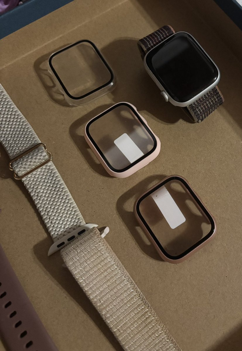 fatiigonzalezc's tweet photo. Holi, vendo mi Apple Watch Series 8 45mm (2022), incluyo:
- 5 correas
- 3 cases de pantalla (2 completamente nuevos
- cargador 

Si a alguien le interesa, dm me! https://t.co/7y6dHXFT9Y