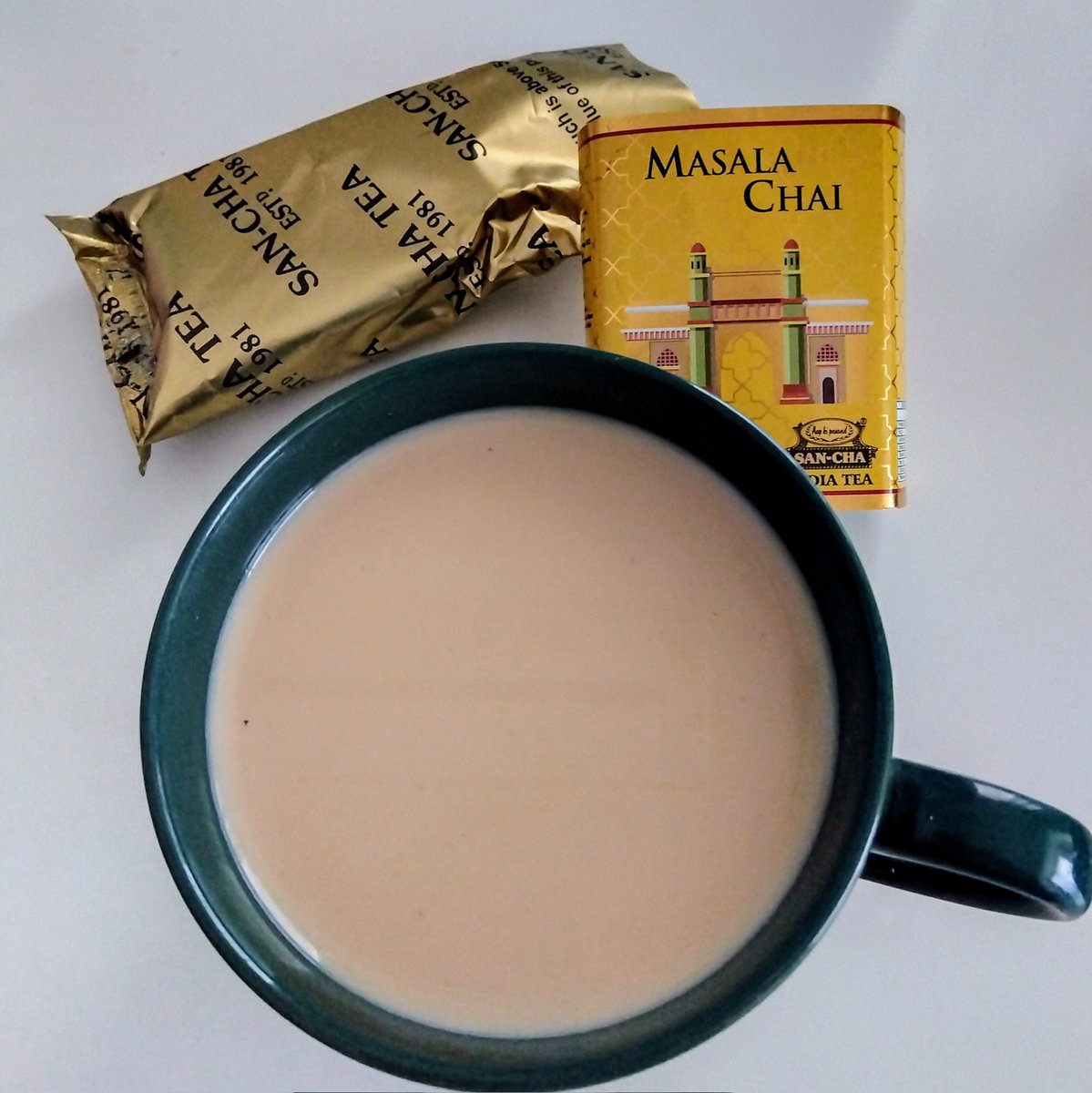 職場でインドからの来客にマサラチャイ用の茶葉をもらったけど淹れ方が書いてない。とりあえずテキトーに淹れてみたらとっても美味しくできて、嬉しい驚きでした😋