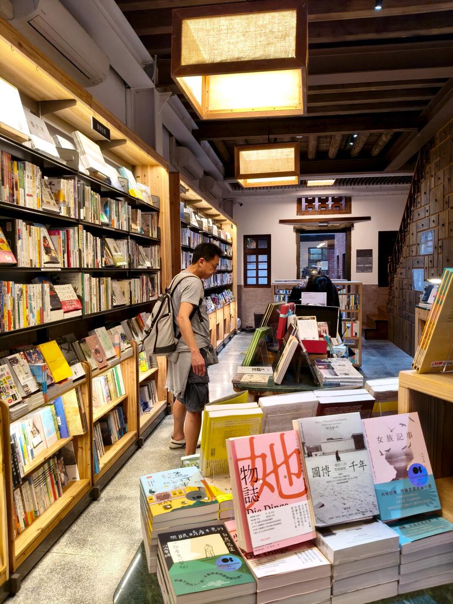 迪化街は台北の中でも古さと活気のある雰囲気が感じられる場所です。ブルジョワジーと文学芸術の雰囲気が溶け合った濃厚な雰囲気の場所です。人が少ない時の迪化街を訪れるのは非常に楽しいです。