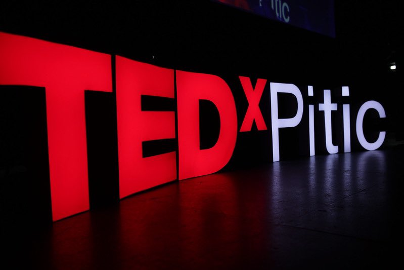 🎙️ 1/ ¿Qué es TEDxPitic? 
Es un evento inspirado en TED, donde grandes ideas cobran vida a través de charlas impactantes. 🌟