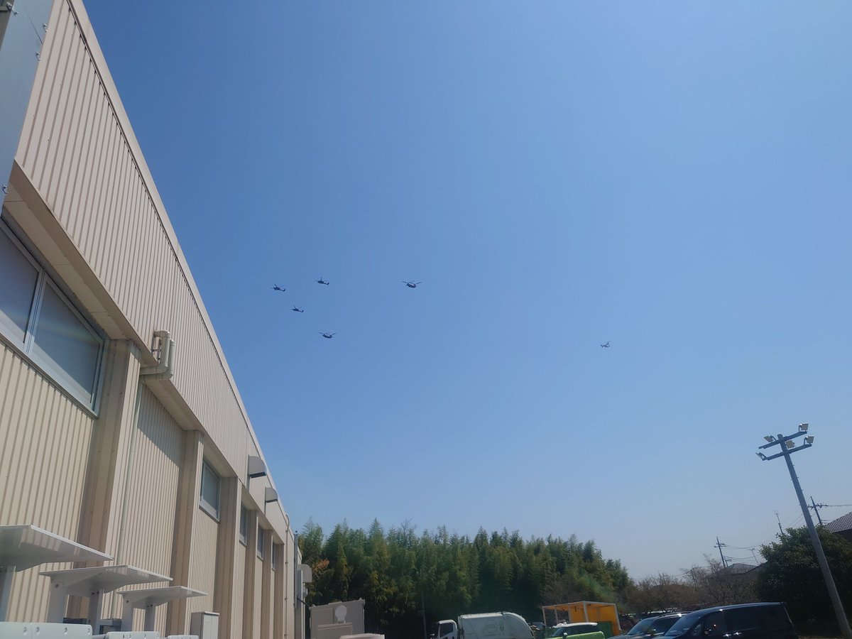 Sony_Walkman's tweet photo. 1時間ほど前に高崎上空を陸自のヘリ編隊とオスプレイが飛んでた。
初めて生で見たオスプレイ。
相馬原でイベントがあるらしい。 https://t.co/jx7gSHBGSE